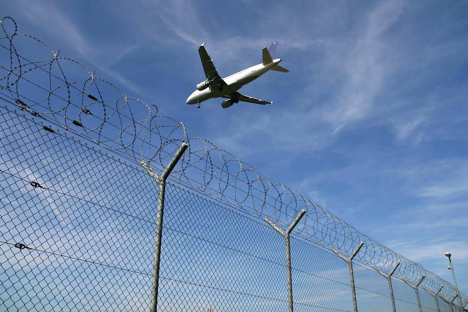 chain-link-airport-fencing-concertina-wire