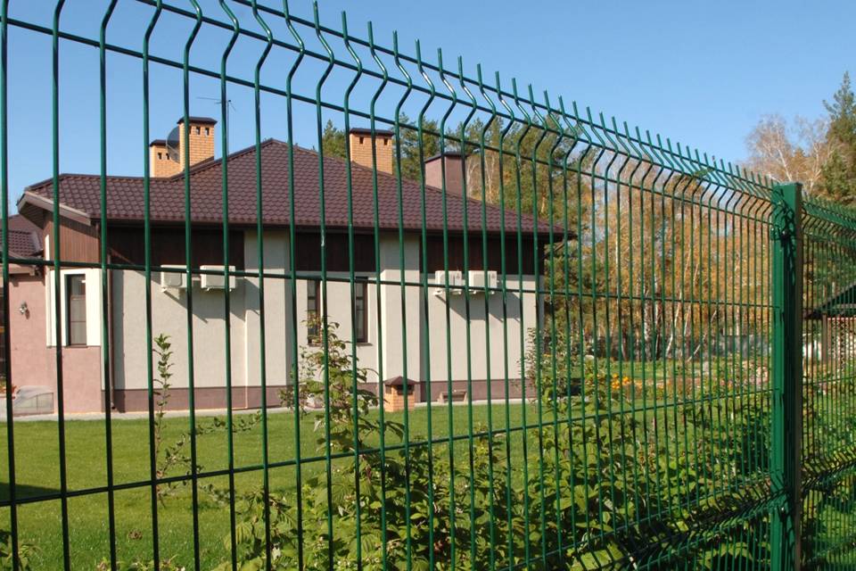 curvy-welded-garden--fence-community