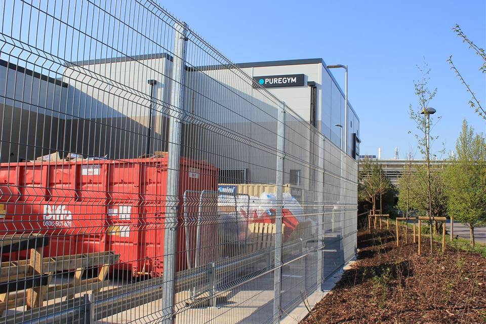 curvy-welded-industrial-fence-yard