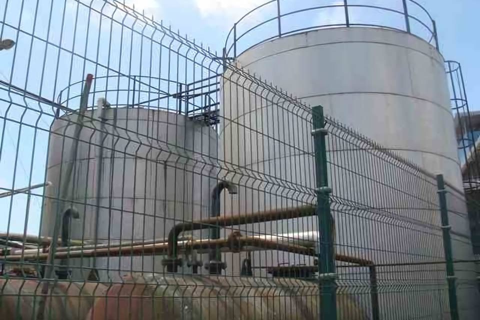 curvy-welded-oil-field-fence-storage