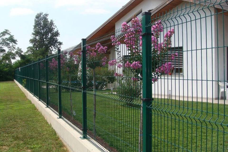 curvy-welded-residential-fence-yard