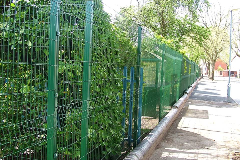 curvy-welded-school-fence-botanical-garden