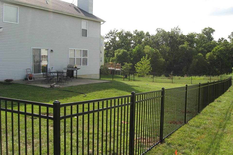 steel-residential-fence-yard
