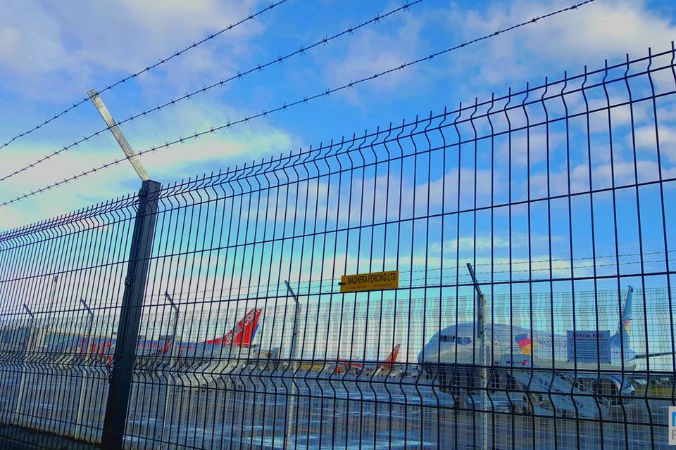 welded-mesh-airport-fence-barbed-wire