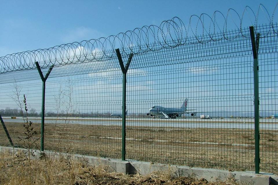 welded-mesh-airport-fence-razor-wire