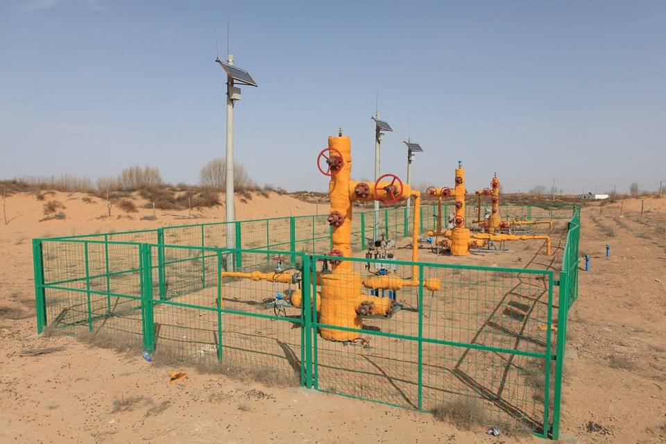 welded-wire-mesh-oil-field-fence-pipeline