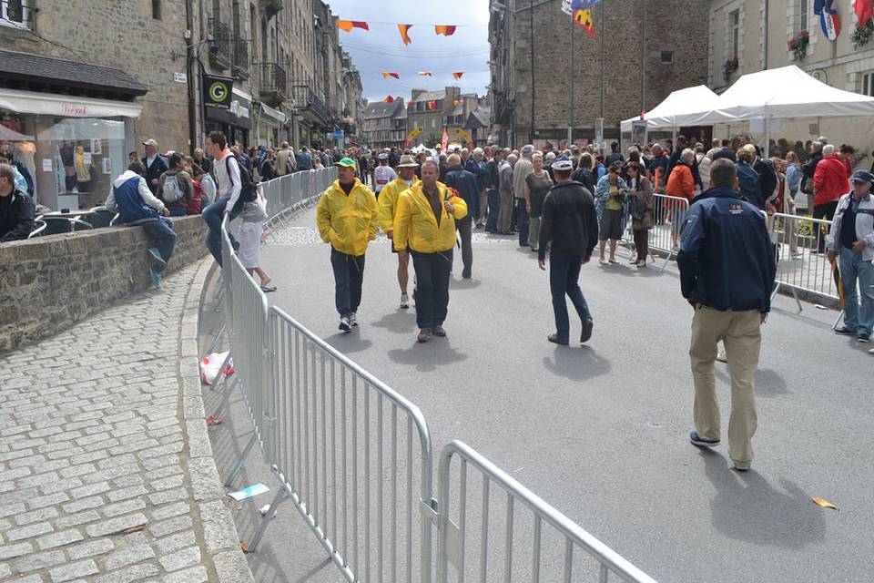 crowd-fencing-street