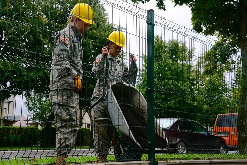 curvy-welded-military-fence-construction