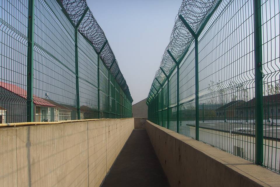 curvy-welded-prison-fence-installation