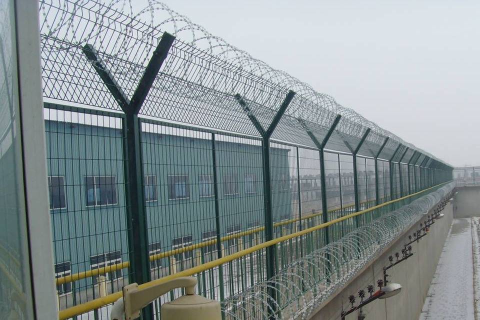 curvy-welded-prison-fence-wall